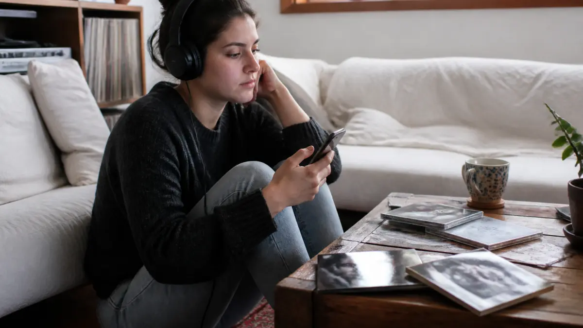 Les psychologues alertent : écouter en boucle la même musique pourrait révéler un besoin émotionnel profond
