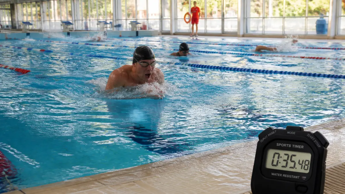 Quel est le temps moyen pour nager 1 km en brasse ?