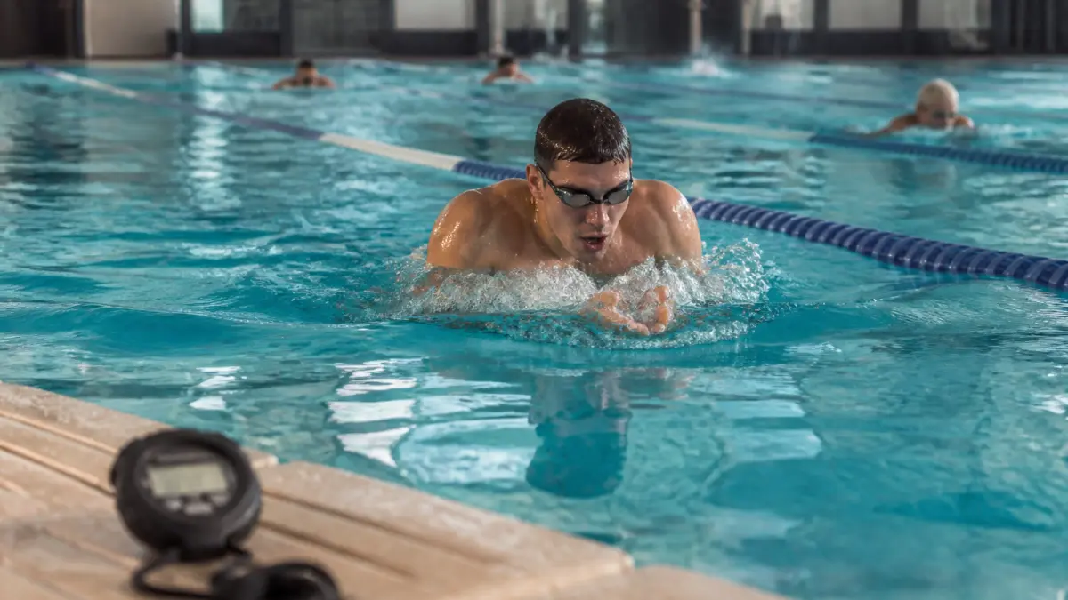 Quel est le temps moyen pour nager 1 km en brasse ?