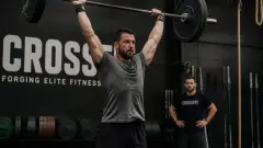 Épaulé-jeté en CrossFit : maîtriser la technique pour évoluer en toute sécurité
