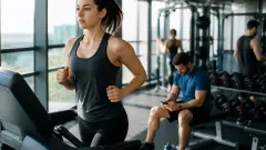 Perdre du poids durablement grâce au sport : trouver l’équilibre entre cardio et musculation