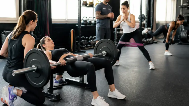 Pourquoi le hip thrust ne suffit-il pas pour muscler le grand fessier : techniques complémentaires performantes