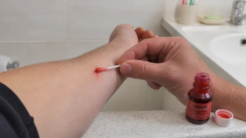 Pourquoi le médicament rouge est-il employé pour traiter les plaies
